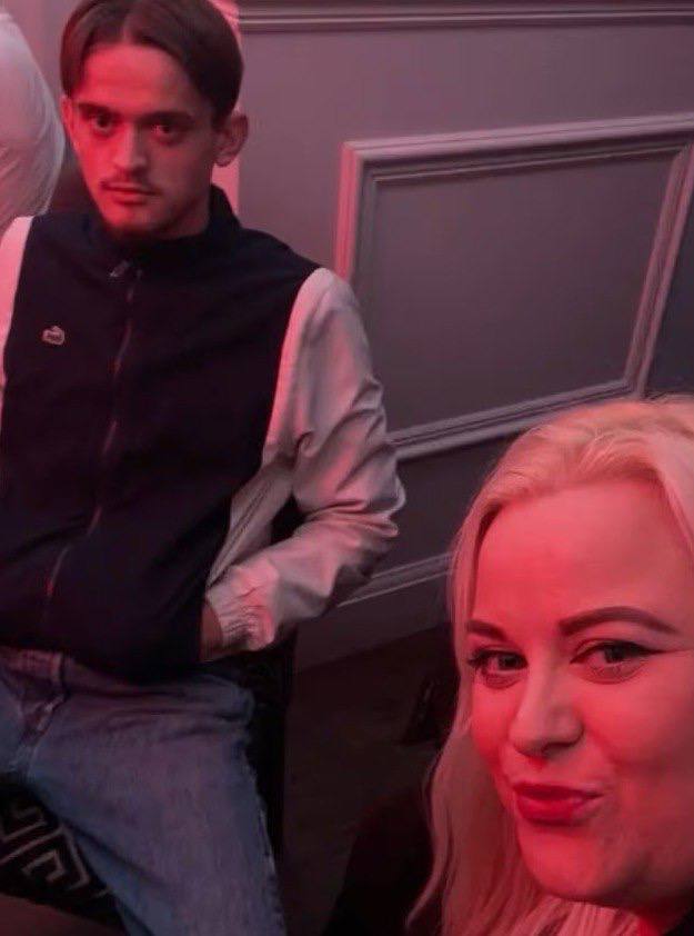 20-летний британец, воевавший за Украину, погиб в Запорожской области — The Daily Mail Молодой британец Колби Долмэн, сражавшийся на стороне Украины, погиб при попытке ВСУ вернуть контроль над селом Малые Щербаки в Запорожской области. Об этом сообщает The Daily Mail. По данным издания, мать погибшего, Тара Бенфорд, обвиняет украинское командование в том, что её сына отправили на «самоубийственное задание», несмотря на его неопытность, а затем оставили тело на нейтральной территории. Колби был плотником из городка Клитхорпс и прибыл в Украину в марте 2023 года. У него не было военного опыта — он проходил подготовку уже по прибытии в Киев и позже был направлен в боевую зону с группой бойцов Нацгвардии. «У него не было ни должной подготовки, ни боевого опыта. Его просто бросили на передовую. Сейчас его тело, вероятно, уже больше месяца лежит на поле боя. Мы не знаем, к кому обращаться — никакой поддержки от украинских властей мы не получили», — рассказала мать изданию.