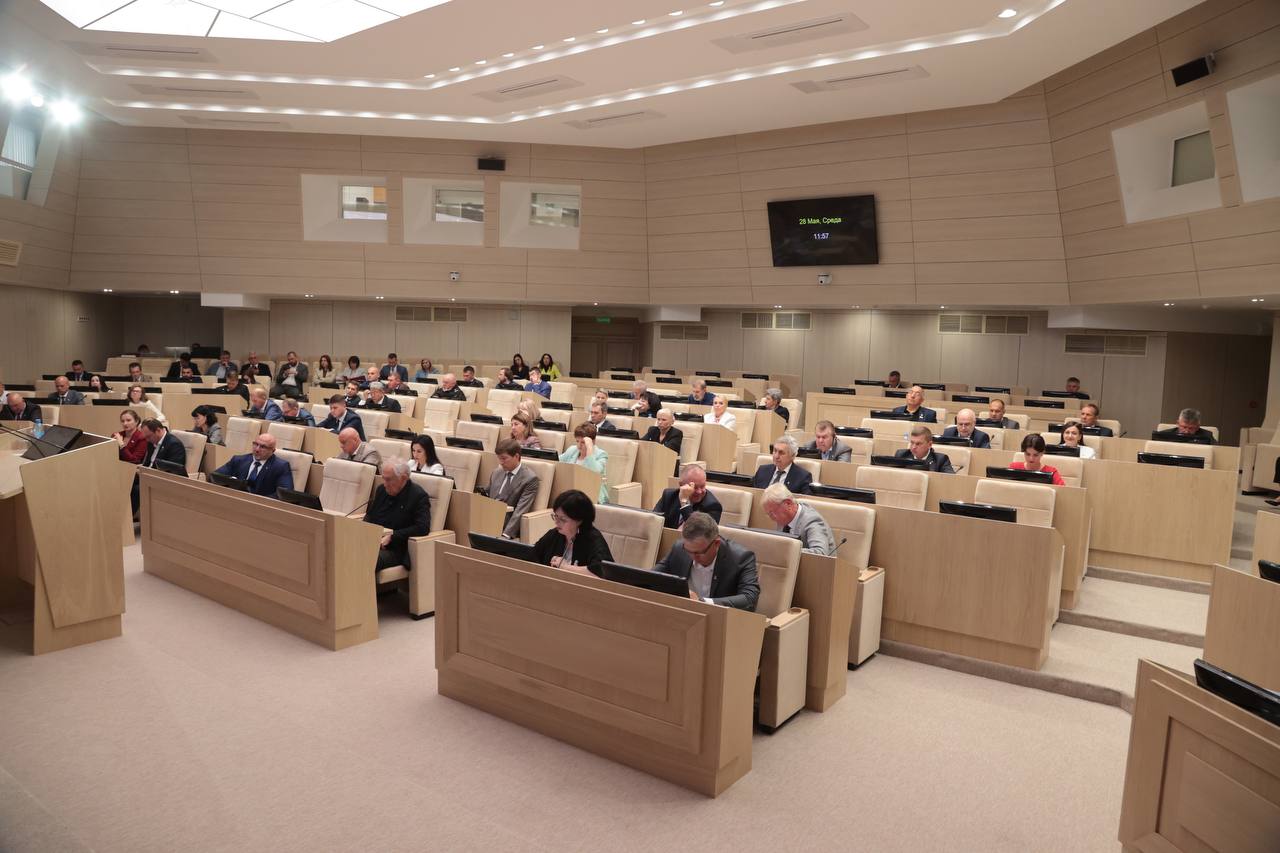 Госсовет Крыма увеличил штраф за неоплату парковки до 1500 рублей. Изменения в закон «Об административных правонарушениях» направлены на повышение эффективности борьбы с нарушениями в сфере благоустройства. Полномочиями рассматривать дела о неоплате парковки теперь также наделены Министерство транспорта Республики Крым и Государственное казенное учреждение Республики Крым «Служба автомобильных дорог». Действующей редакцией закона «Об административных правонарушениях в Республике Крым» к нарушениям в сфере благоустройства территории отнесены в том числе: размещение транспортных средств на озеленённых и иных территориях, расположенных в границах населенных пунктов; неуплата за размещение транспортного средства на парковке, используемой в соответствии с муниципальным правовым актом на платной основе.