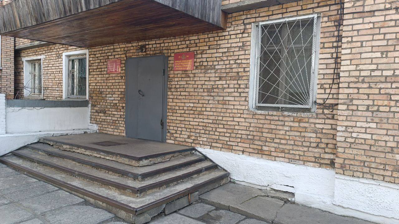 Женщина выдала себя за вдову участника СВО и получила условный срок 34-летняя жительница поселка Стрелка с 2014 года была в разводе со своим мужем. В 2022 году в рамках частичной мобилизации ее бывший супруг попал в зону СВО. Летом 2023 года мужчина погиб. Тогда его экс-супруга решила, что в целом можно и заработать на трагедии. В военкомат она предоставила документы, будто бы они все еще в браке. На этом основании ей выплатили почти 3,5 миллиона рублей. Обман вскрылся, когда в архивах нашли заявление о разводе пары и на выплату алиментов. На суде женщина раскаялась, деньги вернула. Бывшая супруга заявила, что у нее не было злого умысла во всей этой истории: «До самой его смерти мы общались, и он называл меня женой. Я решила, что если государственные учреждения сообщают мне как супруге о выплатах, рассчитанных на близких родственников членов семей погибших на СВО, то наш брак является действительным». Суд все же признал ее виновной в мошенничестве при получении выплат, рассказали в краевой прокуратуре. Итог — 4,5 года условно с испытательным сроком три года. Это Борус.Люди