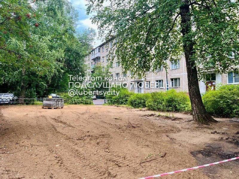 В Люберцах до конца года обновят 22 детские игровые площадки  В 2025 году в городском округе Люберцы обновят 22 детские игровые площадки по 13 адресам в рамках программы Министерства благоустройства Подмосковья. Работы уже начались в Томилино и Жилино-2, сообщили в администрации округа.  В поселке Красково подрядчики приступили к реконструкции площадки на ул. Школьная, д. 1. Здесь появится современное игровое оборудование с безопасным покрытием. Также в ближайшее время стартует модернизация зоны возле дома № 27 на ул. Крупской — ее площадь составит 150 кв. м.  Все обновленные площадки будут соответствовать современным стандартам безопасности. Завершить работы планируется осенью 2025 года. Полный список адресов доступен на официальном сайте администрации Люберец.  Подслушано Люберцы