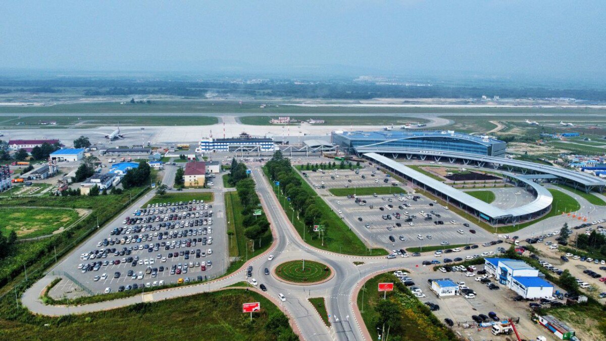 Сахалин готов к прямому авиасообщению с Кореей Сахалинская область может восстановить прямое авиасообщение с Республикой Корея которое прервано по причинам внешнеполитического характера И если Корея создаст условия чтобы восстановить авиасообщение эта работа по словам губернатора Сахалинской области Валерия Лимаренко будет проделана Сейчас перелёты в эту страну напрямую не выполняются по причинам связанным с внешнеполитической ситуацией Мы готовы к восстановлению прямого сообщения сразу как только будут созданы для этого условия со стороны Республики Корея подчеркнул Валерий Лимаренко Сахалин