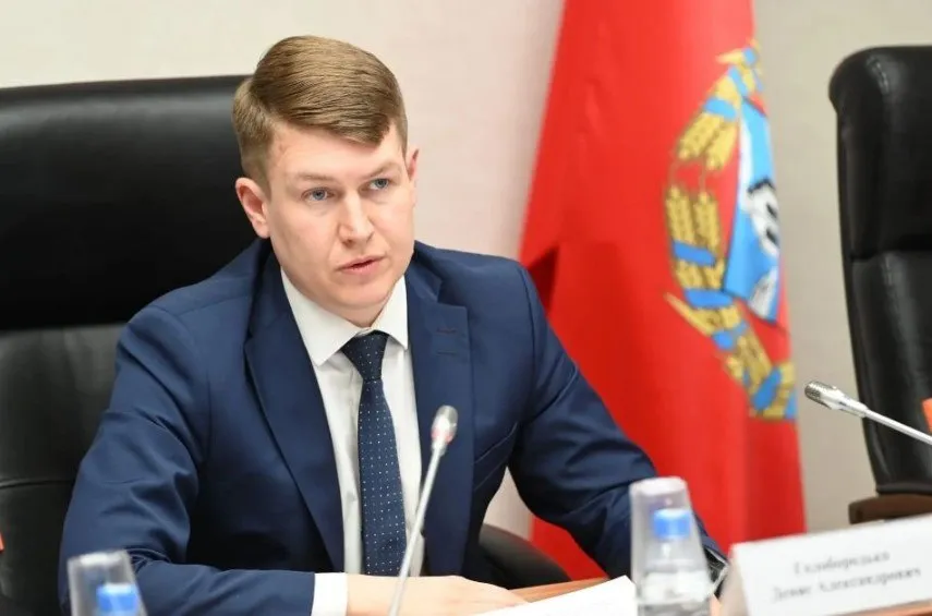ТОЛК новости Барнаула Алтайского края и Республики Алтай Законы о перезагрузке системы местного самоуправления рассмотрят в АКЗС 30 апреля Алтайское краевое Законодательное Собрание рассмотрит на предстоящем заседании два законопроекта призванных перезагрузить систему местного самоуправления в регионе Первый документ касается полномочий органов МСУ второй их непосредственной организации сообщил в своем telegram канале вице спикер краевого парламента Денис Голобородько Говоря о законопроекте связанном с распределением полномочий между уровнями власти зампредседателя АКЗС подчеркнул Опросили территории собрали мнение всех муниципалитетов их предложения обсудили с исполнительными органами власти Сразу скажу что никаких новых обязанностей не прибавится все эти функции районы уже выполняли При проработке законопроекта главным подробнее на канале ТОЛК новости Барнаула Алтайского края и Республики Алтай