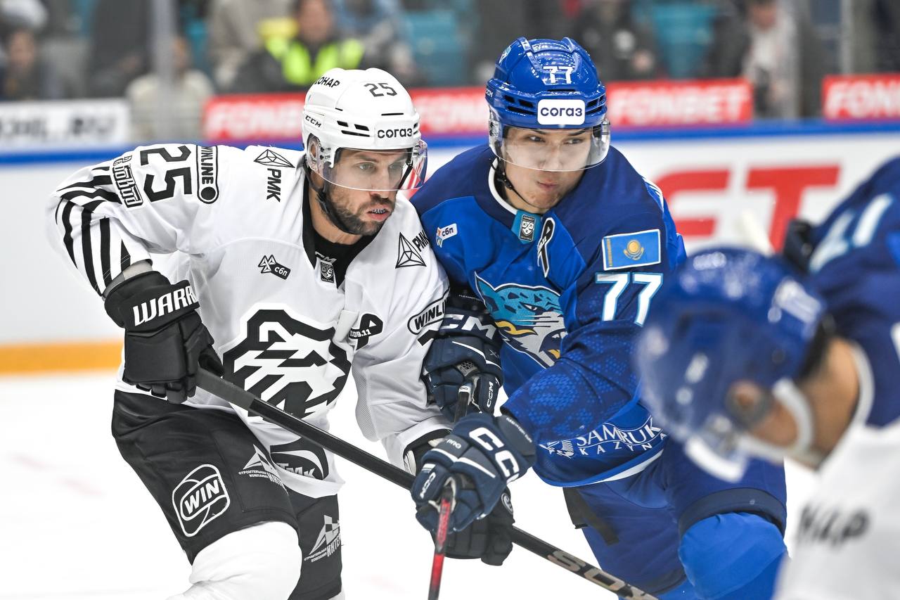 Трактор обыграл Барыс и прервал серию из пяти поражений Челябинский Трактор победил Барыс в Астане со счетом 2 0 и наконец остановил затянувшуюся серию неудач Матч стал проверкой для команды Евгения Корешкова после перестройки звеньев болельщики ждали реакции Обе шайбы черно белые забросили в первом периоде Счет открыл Горюнов Рольгизер убежавший по правому флангу и точно бросивший в верхний угол Второй гол оформил Логан Дэй Во втором и третьем периодах Барыс много атаковал но Сергей Мыльников сыграл безупречно и оформил сухарь Итог уверенные 2 0 и важные очки в борьбе за место в зоне плей офф До конца года Трактор проведет еще три выездных матча с Ладой Ак Барсом и Металлургом Домашняя серия стартует 4 января игрой с минским Динамо