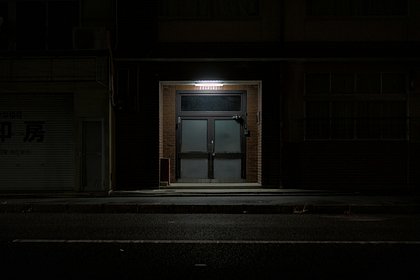 В штаб-квартире ФБР обнаружили потайную комнату  В штаб-квартире Федерального бюро расследований  ФБР  есть потайная комната, которую на протяжении долгого времени скрывали от лишних глаз. Об этом в интервью Джо Рогану на YouTube рассказал директор бюро Кэш Патель, который обнаружил ее, когда впервые оказался в здании. «[Экс-директор ФБР Джеймс] Коми и другие скрывали [комнату] от мира, полную документов и компьютерных жестких дисков, которые никто никогда не видел и о которых никто не слышал», — рассказал глава ведомства. Он не стал уточнять, что содержалось в документах, но сообщил, что сейчас все находки изучают сотрудники бюро. Ранее Патель назвал Украину местом отмывания денег и коррупции и поручил Конгрессу США расследовать, куда ушли американские деньги.