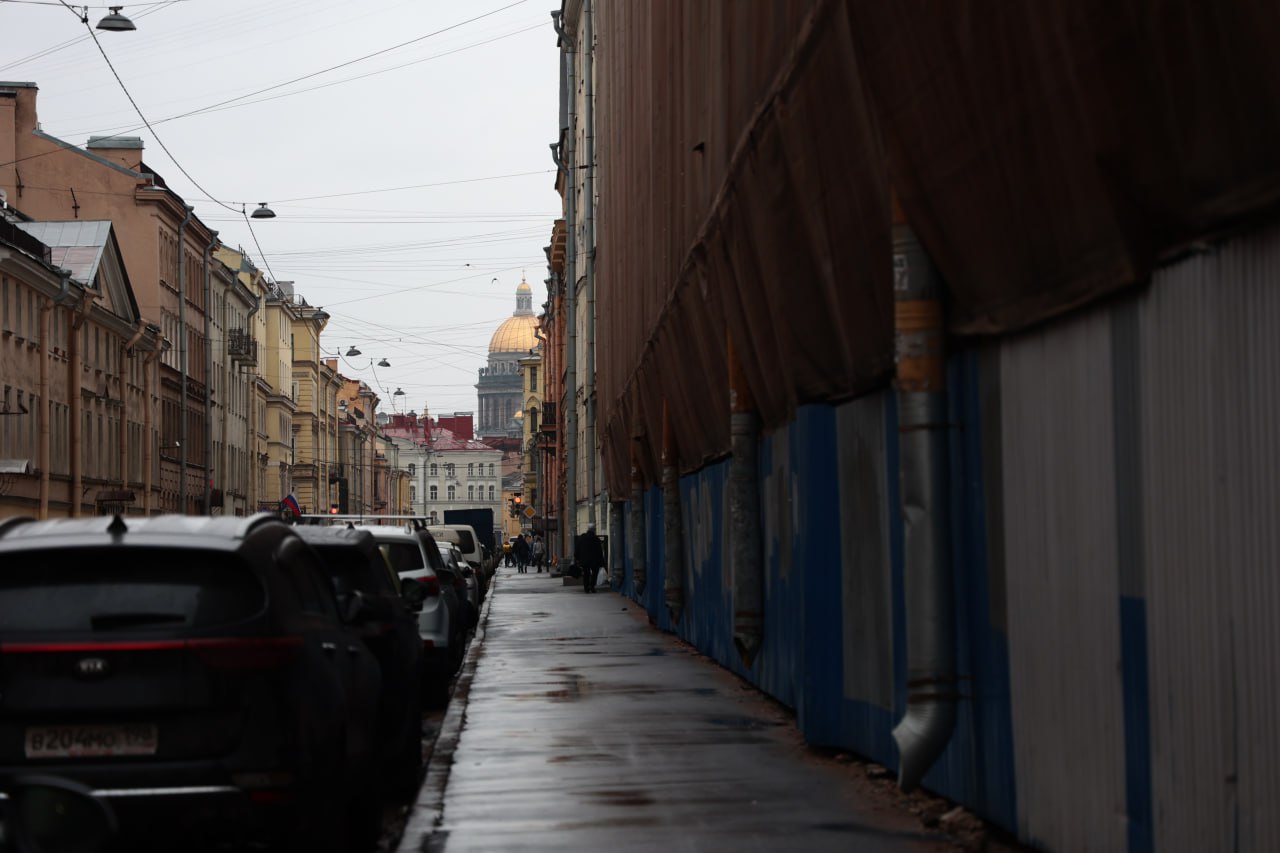 В Петербурге капремонта фасадов ожидают 260 объектов.Работы завершили более чем на 90% в 9 жилых домах. При ремонте старинных зданий подбираются индивидуальные решения, изучаются архивные материалы, для восстановления точных размеров конструкций применяется лазерное сканирование. Из 260 фасадов, включенных в план реставрации, 96 объектов требуют более сложных работ и восстановления элементов декора. Ремонт проводят поэтапно, чтобы минимизировать неудобства для жителей и гарантировать качество ремонта. Фото: Дарья Каменская/Город+