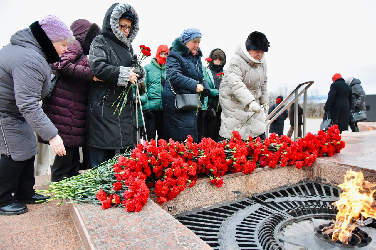 В День Героев Отечества у Вечного огня в мемориальном комплексе Победа состоялась торжественная церемония возложения цветов В мероприятии приняли участие представители власти участники СВО ветераны волонтёры юнармейцы и жители города чтобы отдать дань памяти подвигу героев всех поколений Фотографии Василия Кузьмина ХЫПАР ПРЕДЛОЖИТЬ НОВОСТЬ
