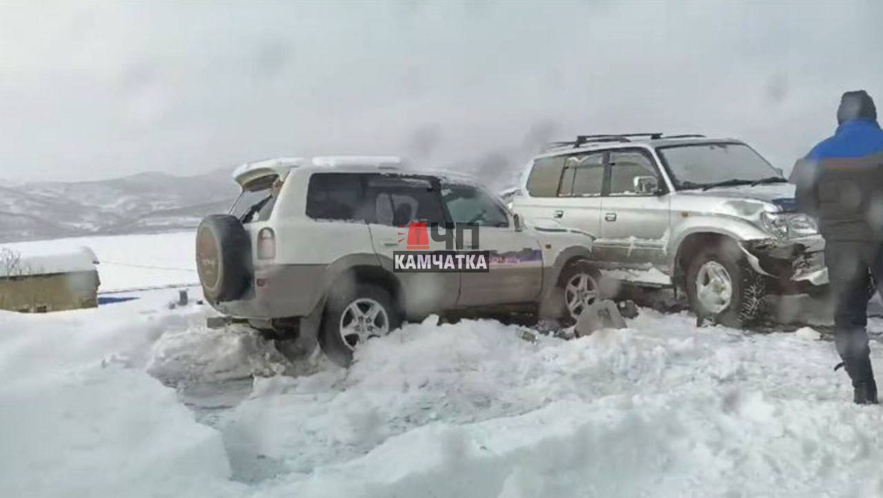 Пьяная жительница Вилючинска протаранила два автомобиля и скрылась с места ДТП  Авария произошла в Рыбачем, в районе улицы Крашенинникова, 12. Несмотря на то, что после ДТП  виновница скрылась с места происшествия, ее личность была установлена, сообщили «ЧП Камчатка» в ГАИ  Ею оказалась местная жительница, проживающая в соседнем доме. На момент ДТП она находилась в состоянии алкогольного опьянения.