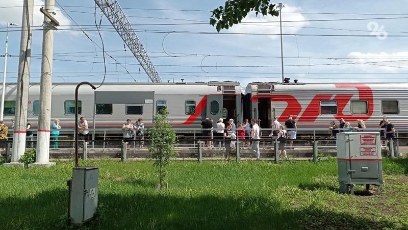 Поезд между Минводами и Дагестаном планируют запустить в России Поручение о разработке маршрута их Минеральных Вод до Дербента дал глава российского правительства Михаил Мишустин. Над задачей будут работать Минэкономразвития, Минфин и «РЖД». К реализации также подключат правительства Дагестана, Ингушетии и Чечни. Согласно планам, поезд будет курсировать через Назрань, Грозный и Махачкалу. В первую очередь нужно найти 15 млрд рублей на восстановление участка Слепцовская — Грозный к 2028 году. Также планируется запустить пригородные поезда из Махачкалы в аэропорт, Дагестанские Огни и Дербент. Это поможет привлечь больше туристов на Северный Кавказ.