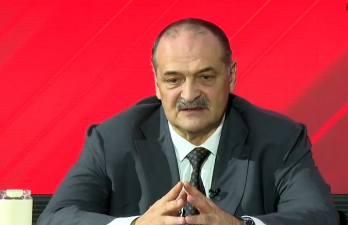 В Дагестане две локации на федеральной трассе Р 217 Кавказ будут перестроены и на них будет облегчено движение транспорта Одна из них железнодорожный переезд в районе поселка Тюбе Кумторкалинского района По словам Главы Дагестана Сергея Меликова вся федеральная трасса будет переведена в четырехполосный формат и этот отрезок также включен в эти планы Есть некоторые технические регламенты и согласования с железнодорожными службами которые нужно соблюсти перед началом расширения Вторая точка кольцо в районе села Манас Карабудахкентского района где по результатам заключенных с Росавтодором договоренностей будет создана грамотная транспортная развязка отметил Сергей Меликов отвечая на обращения жителей республики Также Глава республики прокомментировал и вопрос относительно строящейся новой дороги к порту Махачкалы упомянув что она крайне важна и призвана разгрузить городские улицы сократить транзитный транспорт и обеспечить транспортные коммуникации морского торгового порта Махачкалы