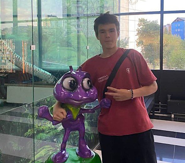 Пропал 14-летний подросток в Улан-Удэ  В Улан-Удэ ищут Кирилла Фролова. 14-летний подросток вечером 4 августа ушел гулять в СНТ «Пищевик», сообщили в МВД Бурятии. До сих пор его местоположение неизвестно.  Приметы: европейской внешности, на вид 16-17 лет, рост 175 сантиметров, среднего телосложения, русые волосы, карие глаза.  Особые приметы: родинка над левым глазом, шрам возле указательного пальца правой руки.  Был одет: широкие черные джинсы, бордовая футболка с надписью на груди, бело-серые кроссовки с полосками.   Если вы обладаете какой-либо информацией о пропавшем или о его местонахождении, сообщите по телефонам: 8 3012 43-02-02, 8 3012 29-24-20, 8 914 638-05-27 или 102.