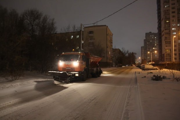 В Волгограде ночью дороги чистили более 20 единиц спецтехники Минувшей ночью сразу после понижения температуры сотрудники дорожной службы вышли на улицы города для очистки дорог Это позволило обеспечить проезд транспорта на всех основных магистралях В общей сложности в работе была задействована 21 единица спецтехники комбинированные дорожные машины При необходимости их количество будет увеличено Для противогололедной обработки дорог использовались как традиционная песко соляная смесь так и раствор бишофита который наиболее эффективен при слабоотрицательных температурах
