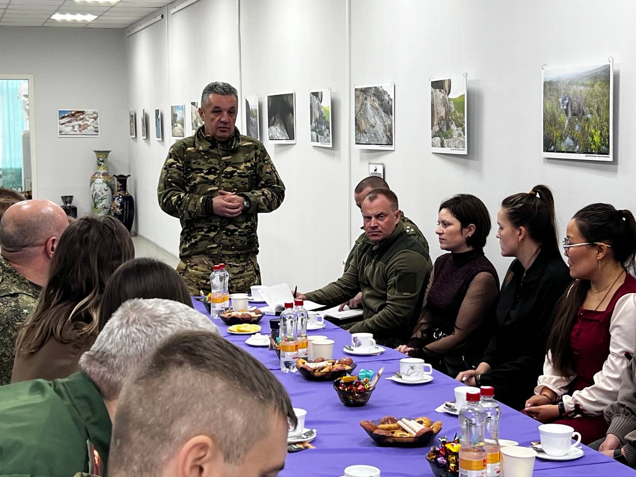 Замкомандующего войсками ВВО Роман Греков проведет встречи с жителями в районах Забайкалья Заместитель командующего войсками Восточного Военного округа по военно политической работе начальник военно политического управления генерал лейтенант Роман Греков с 25 октября по 1 ноября будет работать в Забайкальском крае В программе визита запланированы встречи генерал лейтенанта с жителями родными и близкими участников специальной военной операции нескольких районов края 26 октября с 15 30 до 17 30 в Доме культуры посёлка Новокручининский 28 октября с 09 15 до 13 00 в Доме офицеров Забайкальского края в Чите 29 октября с 15 00 до 17 00 в администрации Борзи 30 октября с 11 30 до 12 30 в Краснокаменске 31 октября с 10 30 до 12 00 в Приаргунске 1 ноября с 14 00 до 15 30 в администрации Улётовского округа Кроме того Роман Греков будет встречаться с волонтёрами участвовать в Уроках мужества и выступать с музыкальным ансамблем Восточного Военного округа Мы есть мы Подробности на официальном портале Забайкальского края Подписывайтесь TG VK MAX