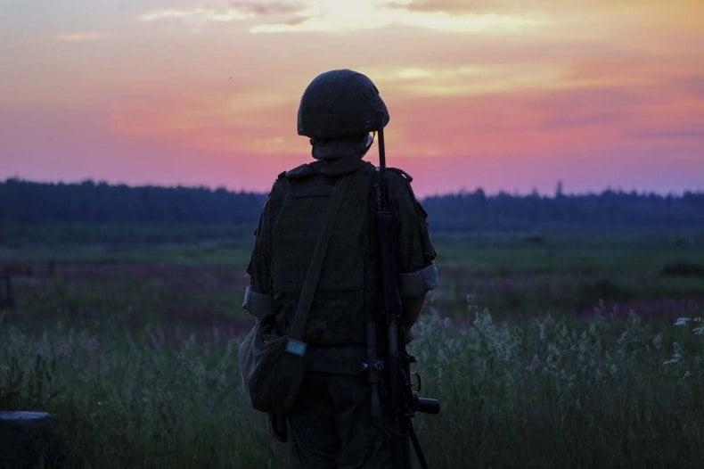 В ЛНР создадут Центр для социально-психологической реабилитации военнослужащих после СВО  В данном центре, в том числе, должны определять бойцов в "группе риска", которые могут навредить себе или другим, и оказывать им необходимую помощь.    Об этом рассказал руководитель аппарата уполномоченного по правам человека в ЛНР Даниил Стяжкин, сообщает ТАСС.     Сейчас военные психологи отмечают, что только 5% бывших военнослужащих могут легко и без сторонней помощи влиться в мирную жизнь. Остальным необходима поддержка семьи и помощь специалистов. Как раз в данном центре каждый военнослужащий сможет получать индивидуальную помощь.  Направление в центр, по планам властей республики, должен выдавать военный комиссариат сразу по возвращению бойца в обязательном порядке.      В центре в режиме "единого окна" военнослужащие, вернувшиеся с линии боестолкновения, будут получать комплексную помощь от соцработников, юристов, психологов, психиатров, реабилитологов, протезистов и других специалистов.