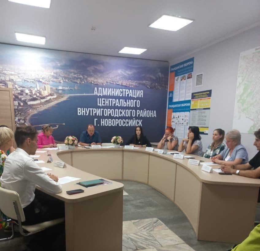 27 08 2025 состоялось очередное заседание комиссии по делам несовершеннолетних и защите их прав при администрации Центрального района На заседании комиссии коллегиально приняли решения об организации профилактической работы с 1 семьей о прекращении работы с 2 подростками по исправлению о назначении 1 административного наказания в виде предупреждения подростку потерявшему паспорт гражданина РФ Также рассмотрен вопрос о причинах и условиях совершения общественно опасного деяния кражи ноутбука несовершеннолетним По данному факту сообщаем что законодательством Российской Федерации предусмотрена уголовная ответственность за совершение кражи чужого имущества лицам в возрасте с 14 лет и наказание в зависимости от степени тяжести может варьироваться от штрафа и обязательных работ до лишения свободы на срок до 10 ЦентральныйРайонНовороссийскГородГерой КДНиЗП КДНиЗП Новороссийск МинТрудКубани ЛюбитьиБеречь Детство ЗащитаДетства