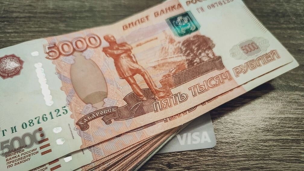 В Красноярском крае запуганный подросток отдал мошенникам все деньги бабушки. Как рассказали в прокуратуре, школьнику в «Телеграм» пришло сообщение от лже-медсестры. Она заявила, что не может найти данные медосмотра и предложила записаться дистанционно, попросив код подтверждения и сканы документов. Заподозрив неладное, парень заблокировал контакт. Далее ему позвонил «специалист „Госуслуг“» и сообщил, что личный кабинет взломали, поэтому с его счетов могут перевести деньги на счета вооруженных сил иностранного государства. Злоумышленник заявил, что подростка и его родителей могут посадить, и чтобы этого избежать, нужно «обнулить счета». Далее мальчику позвонил «сотрудник Росфинмониторинга» и «следователь». Они указали ему приехать к банкомату и перевести деньги ночью, когда уснут взрослые. Так он перевел на счета мошенников 830 тысяч рублей, которые лежали на счету 64-летней бабушки.