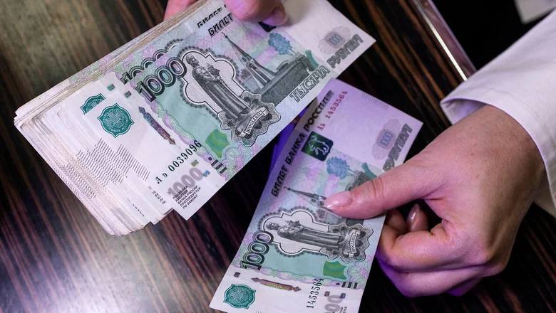 Москвичи назвали сколько нужно зарабатывать для ощущения счастья Согласно последним данным опроса SuperJob в Москве порог бедности оценили в 48 тысяч рублей в месяц Однако чтобы считаться по настоящему богатым жителю столицы необходимо зарабатывать не менее 960 тысяч рублей Петербуржцы в оценке богатства следуют за москвичами считая состоятельным человека с доходом свыше 800 тысяч рублей Жители же регионов приравнивая бедность к доходу в 46 тысяч в представлениях о богатстве ориентируются на сумму в 940 тысяч рублей Изменились и представления о счастье напрямую связанном с доходом Если в 2015 году россияне оценивали необходимый для счастья ежемесячный доход в 175 тысяч рублей то сегодня эта сумма выросла до 257 тысяч рублей kvadratnymaster Фото Reuters