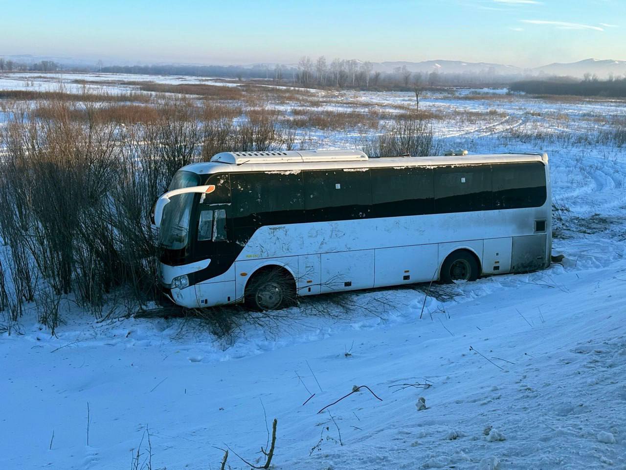 Автобус с рабочими перевернулся Забайкалье, два человека погибли и трое пострадали, сообщает региональное УМВД