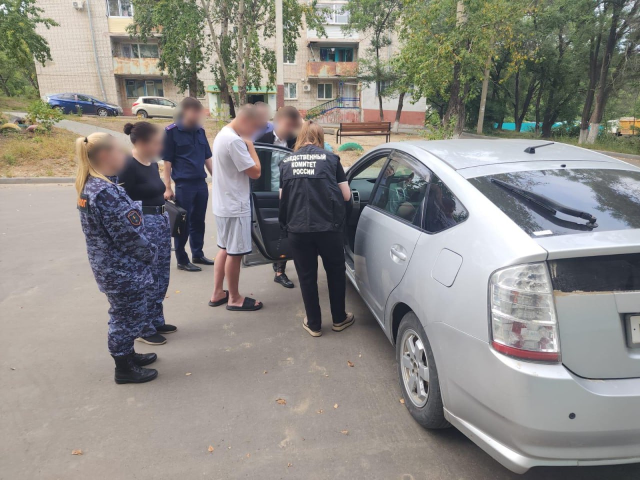 Сотрудниками управления уголовного розыска УМВД России по Амурской области во взаимодействии с коллегами из МУ МВД России Белогорский задержаны четверо жителей Благовещенска подозреваемых в совершении тяжких преступлений По предварительным данным 2 сентября в селе Томичи Белогорского МО несколько злоумышленников совершили нападение на местного жителя 1998 года рождения Мужчине являющемуся инвалидом причинили телесные повреждения и насильно усадили в автомобиль В результате преступных действий у амурчанина было похищено 25 тысяч рублей наличными После этого нападавшие скрылись с места происшествия В кратчайшие сроки полицейские установили причастность к совершению данного преступления четверых молодых людей жителей областного центра 2004 2005 и 2006 годов рождения Все подозреваемые задержаны Расследование уголовных дел возбужденных по ч 2 ст 162 УК РФ Разбой и ч 2 ст 126 УК РФ Похищение человека осуществляют следственные органы СУ СК России по Амурской области