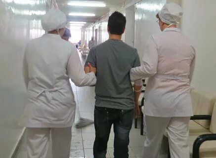 Жителя Горно Алтайска принудительно госпитализировали для лечения туберкулёза по решению суда С иском к горожанину в суд обратился Противотуберкулезный диспансер Учреждение ссылалось на то что мужчина состоит на диспансерном учете с диагнозом Активная форма туберкулеза легких самовольно покинул стационар не вернулся прервал свое лечение длительное время не наблюдался Между тем болезнь представляет угрозу заражения большого количества людей Иск полностью удовлетворен Мужчина госпитализирован для обязательного обследования и лечения в недобровольном порядке на срок не менее 8 10 месяцев сообщает пресс служба суда Фото для иллюстрации