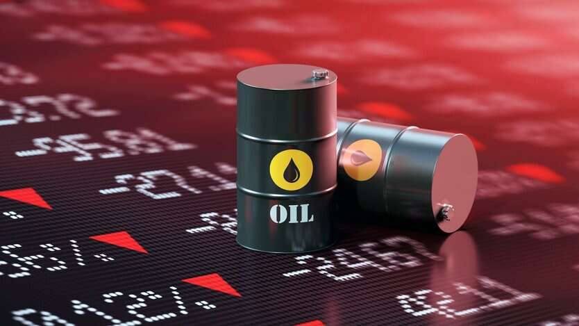 Нефтяные доходы России рухнули — Трамп давит на Индию  Поступления от продажи нефти в российский бюджет в июле упали почти на треть по сравнению с прошлым годом — до 710,4 млрд рублей  8,9 млрд долларов , сообщает Bloomberg со ссылкой на данные Минфина. Общие доходы от нефти и газа просели на 27% — до 787,3 млрд рублей. Причины — падение мировых цен и укрепление рубля.  На фоне войны и растущих трат такая просадка бьёт по бюджету особенно больно: сырьё остаётся ключевым источником доходов.  Параллельно усиливается внешнее давление. Индия отказалась сокращать закупки российской нефти, несмотря на уже введённые пошлины. В ответ Трамп пообещал в течение суток «очень существенно» их повысить.    Подписаться   Прислать новость