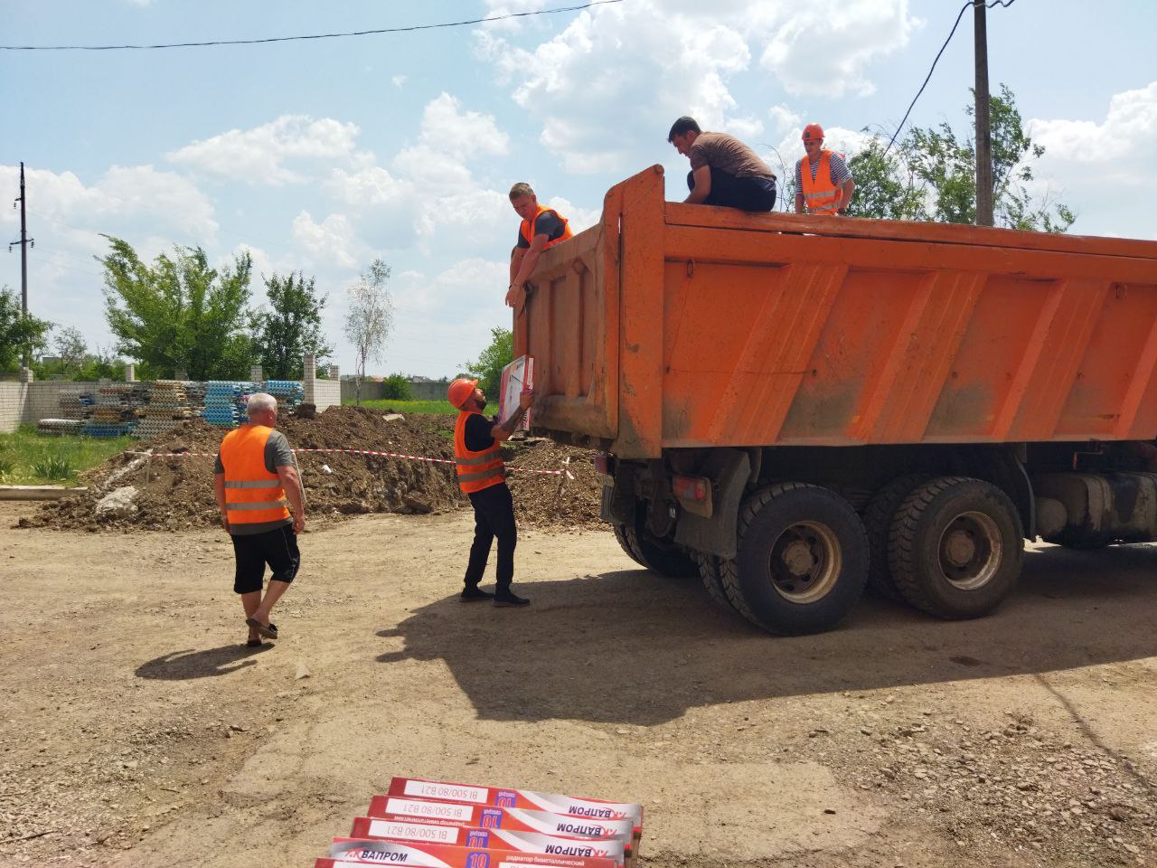 Глава городского округа город Ровеньки Андрей Рубанцов проинспектировал ход выполнения работ по капитальному ремонту системы теплоснабжения, водоснабжения и водоотведения в здании инфекционной больницы. Капитальный ремонт проводится подрядной организацией ООО "Тонарт" при поддержке региона-шефа Республики Коми. На территорию учреждения доставлены строительные материалы: радиаторы, пластиковые трубы, крепёжные изделия. На данный момент выполнены демонтажные работы, вскрыта теплотрасса для дальнейшего ее обслуживания и ведутся подготовительные работы к установке нового оборудования. «В больнице проводится ремонт систем теплоснабжения, водоснабжения и водоотведения. На сегодняшний день проводится замена систем теплоснабжения, а после специалисты приступят к работам по водообеспечению», – отметил Андрей Викторович.