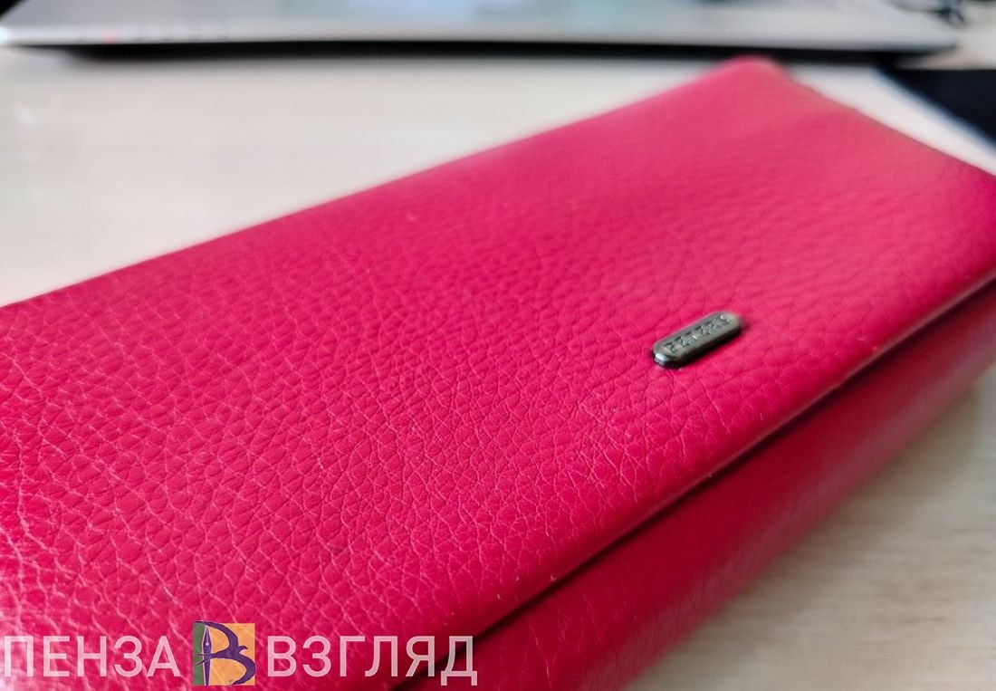 Пензячка перевела аферистам более 4 6 млн рублей Жительнице Пензы 1981 года рождения позвонил незнакомец который представился курьером Собеседник рассказал что на заявительницу оформлена заявка на доставку посылки Он убедил продиктовать SMS код для ее получения Затем женщине позвонила незнакомка которая сообщила что мошенники взломали ее личный кабинет на Госуслугах Пензячке сказале что сбережения нужно перевести на безопасный счет для их сохранности По инструкции злоумышленницы женщина перечислила аферистам более 4 600 000 рублей Затем незнакомка перестала выходить на связь и жительница Пензы поняла что угодила в ловушку мошенников Пензячка обратилась в полицию и рассказала о случившемся По данному факту возбуждено уголовное дело Злоумышленникам грозит наказание в виде лишения свободы на срок до 10 лет   Подписаться на Пенза Взгляд в ТГ Подписаться на Пенза Взгляд в MAХ