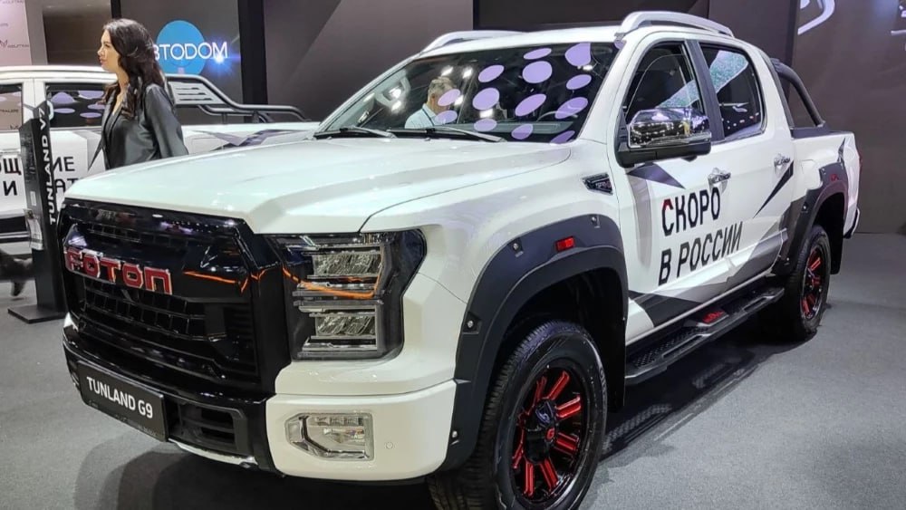 Дистрибьютор марки Foton раскрыл некоторые основные характеристики флагманского пикапа G9 который выйдет на российский рынок 10 февраля Сообщается что автомобиль полной массой 2980 кг и грузоподъемностью 905 кг оснащен 2 литровым турбодизельным двигателем мощностью 162 л с который работает в паре с 8 ступенчатой автоматической коробкой передач У него полный привод дорожный просвет 210 мм и усиленная рама Ожидается что новинка заинтересует как любителей активного отдыха так и строительные компании ремонтные бригады охотничьи и рыболовные хозяйства службы быстрого реагирования и прочие foton chinamashina news