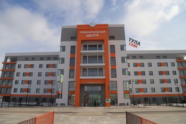 В Тульской области врачи выходили новорожденного весом до килограмма Накануне в Тульском областном перинатальном центре состоялась выписка ребенка появившегося на свет при весе в 980 граммов Мальчик родился в середине октября прошлого года Сразу после этого его поместили в отделение реанимации и интенсивной терапии новорожденных Через полтора месяца ребенка перевели в отделение патологии новорожденных и недоношенных детей где он находился в одной палате с матерью С первых минут жизни ребенку потребовалась максимальная поддержка искусственная вентиляция легких контроль за работой всех систем организма Такие дети рождаются еще не готовыми к самостоятельной жизни рассказала лечащий врач неонатолог Наталья Дутова Спустя три месяца после рождения мальчика выписали домой Сейчас его вес превышает 3 1 килограмма Ребенок самостоятельно ест и быстро прибавляет в массе тела 1 2 Подпишись на новости Мы в MАХ