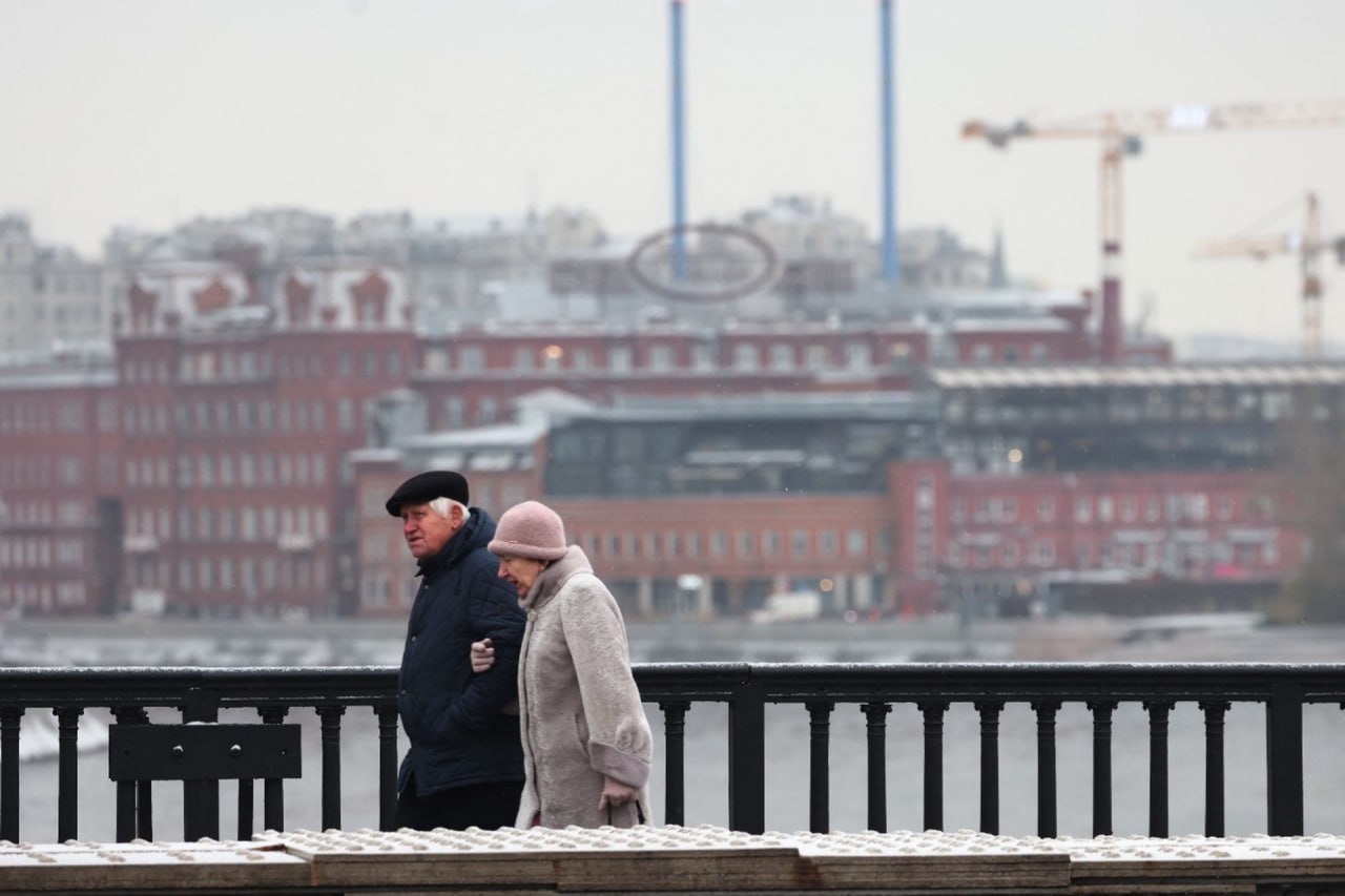 «В 2047 году человек де-факто будет получать пенсию в полтора раза меньше по реальному наполнению, чем сегодня»  Экономически активных жителей России становится всё меньше. Именно они платят пенсионные отчисления, из которых формируются пособия для пожилых.  При сохранении текущей динамики убыли населения могут возникнуть сложности с выплатой пенсий, рассказал «Абзацу» председатель набсовета Института демографии, миграции и регионального развития Юрий Крупнов.  «Это связано с сокращением числа работающих россиян и ростом числа пенсионеров. В Социальный фонд будет поступать меньше отчислений. Пенсии будут уменьшаться. Они будут ещё меньше индексироваться относительно инфляции, если ничего не делать с демографией».  Подписывайтесь на «Абзац»