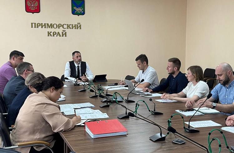 В Приморье готовятся к строительству новой судоверфи Проект строительства новой судоверфи в бухте Промежуточная Приморского края переходит в активную фазу. В настоящее время профильные ведомства занимаются оформлением земельных участков, необходимых для размещения производственного комплекса. На рабочем совещании представителей министерства промышленности и торговли, Объединённой судостроительной корпорации АО «ОСК» и территориального управления Росимущества, обсудили вопросы правового оформления земель под объект. Основной барьер активного старта строительства — сложная структура собственности территорий. Как отметили в ОСК, земельные участки, на которых планируется строительство, принадлежат разным организациям и ведомствам, что может замедлить юридические процессы. Ожидается, что новая судоверфь станет ключевым элементом инфраструктуры, и станет обеспечивать судостроение для нужд Северного морского пути. Ее проект был представлен на Восточном экономическом форуме прошлого года. Потенциальную площадку в бухте Промежуточная одобрил Президент Российской Федерации Владимир Путин.