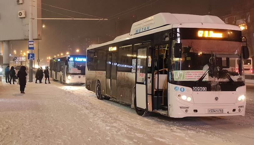 В Ростове первый пересадочный тариф будет работать только на карте «Простор»  В 2025 году в Ростове планируют запустить первый пересадочный тариф, который будет доступен только для транспортной карты «Простор», а владельцы обычных банковских карт воспользоваться им не смогут.  Юрий Слюсарь, врио губернатора, совместно с оператором карт «Простор» сообщил, что пересадочный билет будет работать в тестовом режиме. Если пассажир в течение часа пересаживается с автобуса на электричку или наоборот, оплате подлежит только проезд в автобусе.   В официальных каналах «Простора» уже заявили, что карта и система безналичной оплаты в транспорте Ростова готовы к запуску пересадочного тарифа. Однако стоит отметить, что большинство пассажиров предпочитают банковские карты, а «Простор» чаще используется льготной категорией граждан.     Предложи нам новость