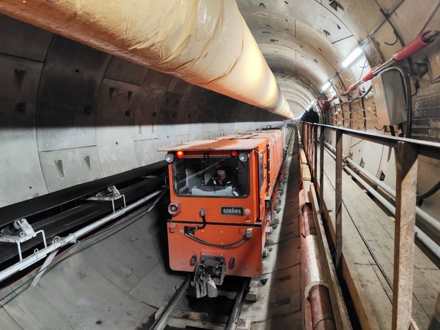 В Красноярске проложили 1,7 километра тоннелей метро за полгода. Сколько нужно еще?  Первый тоннелепроходческий щит «Екатерина» начал работать с 5 сентября 2024 года. Еще один щит — «Соломея» — со 2 октября. Они прокладывают тоннели от станции «Улица Шахтеров».  Как сообщил гендиректор  «Моспроект-3»  генподрядчик стройки метро  Константин Матвеев, в общей сложности щиты прошли 1,73 километра, сейчас они находятся около «ограждающих конструкций для котлована притоннельного сооружения на ПК153».  В «Моспроекте» указывают, что госэкспертиза одобрила очередной проект  12-й из 23-х , согласно которому строители уже могут прокладывать тоннели до Крала Маркса и строить прилегающие к ним сооружения.  Отметим, что в общей сложности каждому щиту предстоит пройти 3,4 километра до Карла Маркса. Пока в среднем каждый прошел по 865 метров.  Длина первой ветки составит 11 километров. Краевые власти утверждают, что метро в Красноярске появится в 2026 году.