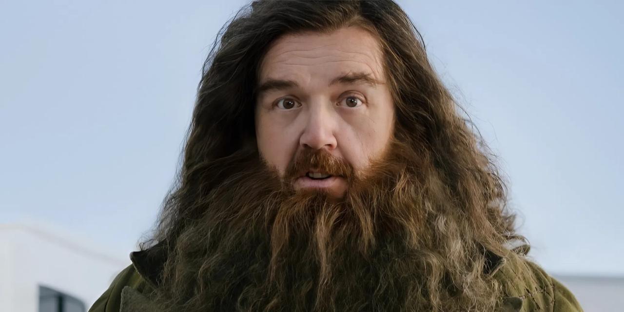 Актер который сыграет Хагрида в сериале Гарри Поттер написал имя своего персонажа 7000 раз Об этом британский актер Ник Фрост заявил изданию Guardian Он заявил что пересматривает со своей семьей классические фильмы о Гарри Поттере каждый год Начинается такой марафон 20 декабря и заканчивается через полторы недели До того как меня утвердили на роль Хагрида моя девушка предложила попробовать воплотить это в жизнь Поэтому в прошлое Рождество я посмотрел все фильмы подряд на канале Sky Harry Potter при этом 7000 раз выписав слово Хагрид Это не единственный самобытный челлендж возникший перед Фростом Так актеру также пришлось научиться вязать все из за того что в оригинальной истории Хагрид обожал это занятие истории