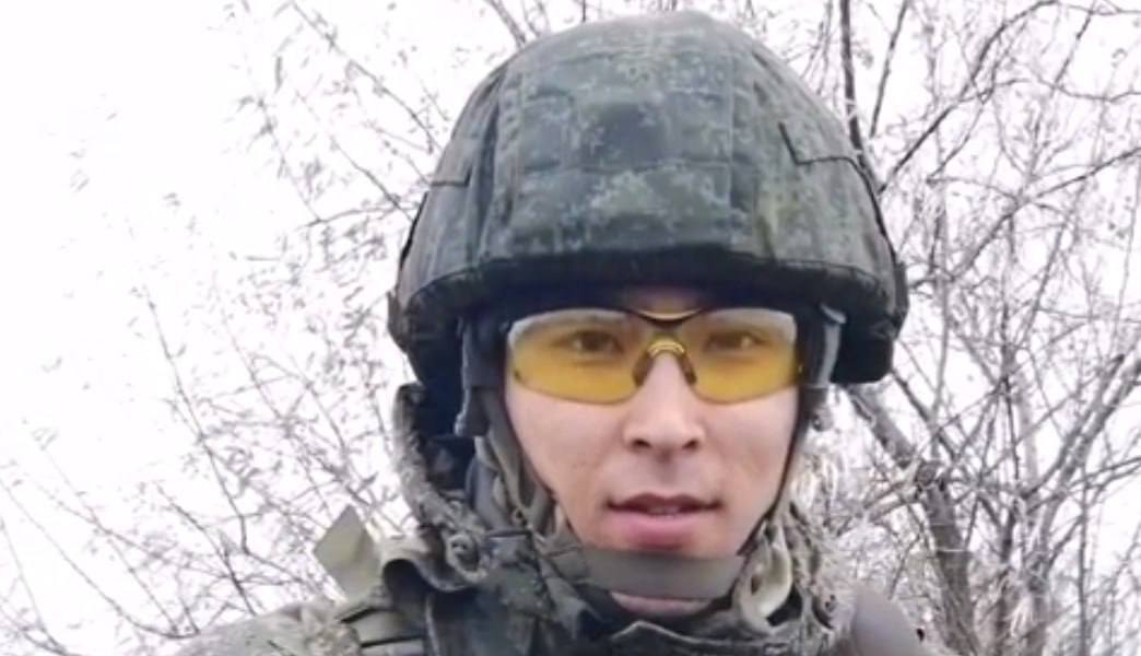 18 и 12 лет колонии дали двум российским военным за убийство 23-летней жительницы Луганска  Южный окружной военный суд приговорил старшего лейтенанта Айдына Жамидулова к 18 годам колонии, его подчиненного, рядового Алексея Дорожкина — к 12, передает «Медиазона».  Их признали виновными в убийстве группой лиц 23-летней Валентины Давроновой. Как отмечает «Медиазона», изначально обоим вменяли похищение человека и надругательство над трупом, а Жамидулову, кроме этого, вменяли подготовку и организацию убийства человека, оказавшегося в беспомощном состоянии. Суд исключил все эти статьи из обвинения.  По версии следствия, в январе 2023 года Жамидулов вместе с другими военнослужащими пил алкоголь в луганском кафе «Радуга», куда пришла Давронова. Ранее офицер состоял с ней в интимных отношениях и посчитал, что девушка может рассказать об этом его жене. Жамидулов вместе с подчиненными посадил Давронову в кузов «КамАЗа» и увез ее в солдатскую баню. Там офицер нанес ей 20 ударов ножом, после чего сказал сержанту Роману Плещееву «добить» девушку. Последний удар ножом в область сердца ей нанес Дорожкин.   Жамидулов приказал подчиненным вывезти тело Давроновой за пределы воинской части и подорвать его при помощи трех гранат, чтобы нельзя было опознать пострадавшую и установить причину ее смерти.  Осенью 2022 года «патриотические» стихи Айдына Жамидулова публиковало Минобороны РФ. Писали о его z-творчестве и провоенные телеграм-каналы. В одной из публикаций говорилось, что у Жамидулова есть жена и две дочери, которые ждут его возвращения с фронта.  На фото: Айдын Жамидулов   ‍ Власть