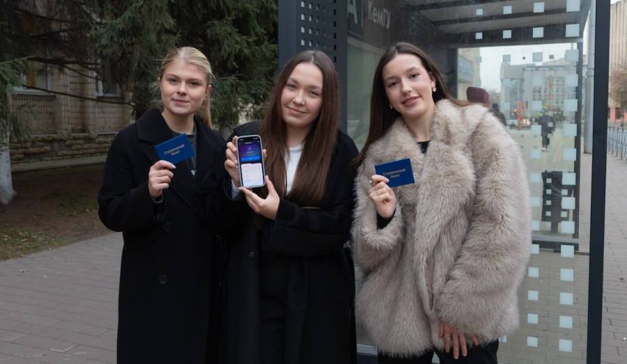 Кузбасские студенты смогут подтверждать право льготного проезда при помощи мессенджера MAX Мера действует для студентов который обучаются очно в вузах и профессиональных образовательных организациях их филиалах находящихся на территории Кузбасса Теперь студентам не нужно носить с собой студенческий билет чтобы получить льготный проезд на междугородних и пригородных автобусах а также электричках Подтвердить статус студента можно через мессенджер МАХ При входе в транспорт необходимо открыть приложение МАХ и показать кондуктору QR код в разделе Цифровой ID Кондуктор с помощью сервиса Госкан в Госуслугах проверит подлинность информации После подтверждения оплата проезда происходит по льготному тарифу для студентов