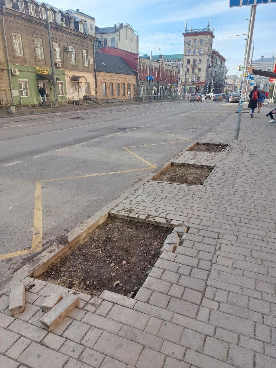 На и так изуродованной улице Станиславского вдоль Часового завода зачем-то посносили молодые деревья, оставили только часть ближе к Ворошиловскому. Впрочем, хуже чем есть там сделать всё равно сложно.