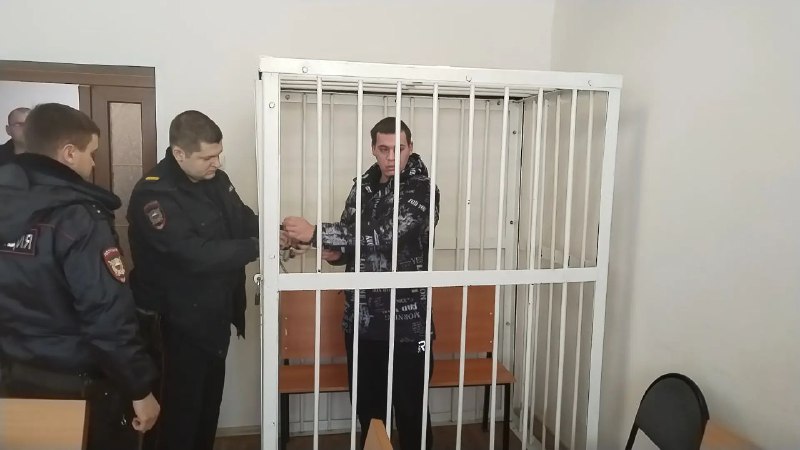 В Бузулуке в ночь на Рождество мужчина утопил малыша своей сожительницы в ванной Про Криминал Убийство годовалового ребенка произошло минувшей ночью в квартире бузулучанина Из материалов поступивших в суд следует что мужчина ночевал вместе со своей сожительницей и ее малолетним сыном Малыш плакал что раздражало пьяного бузулучанина Он не выдержал и избил ребенка а затем утопил его в ванной По факту убийства было возбуждено уголовное дело мужчина был задержан В настоящее время Бузулукский районный суд избирает подозреваемому меру пресечения Фото суды Оренбургской области Сайт Telegram VK Max 16 oren4oren