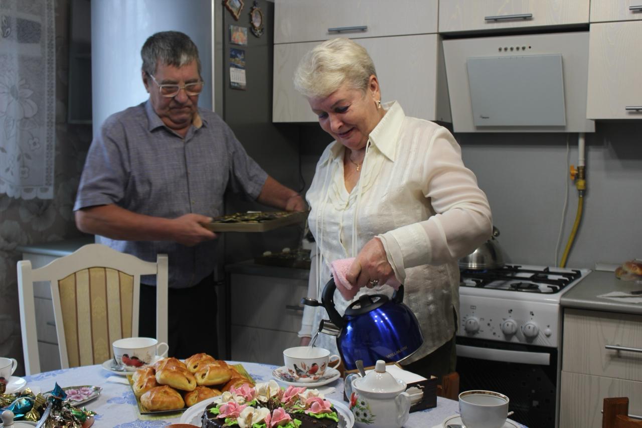 В январе октябре 2025 года Газпром провел сетевой газ в 174 сельских населенных пункта во всех федеральных округах России Благодаря этому возможность подключиться к самому экономичному и удобному в быту энергоносителю получили 17 5 тыс домовладений и около 100 котельных в селах поселках и деревнях Переход на сетевой газ делает жизнь более комфортной создает дополнительные возможности для развития сельского хозяйства В настоящее время Газпром реализует программы развития газоснабжения и газификации 72 субъектов РФ на 2021 2025 годы Основной объем этой масштабной работы сосредоточен в сельской местности В 2021 2024 годах компания обеспечила возможность подачи газа для 284 тыс домовладений и более 1 3 тыс котельных в 1754 сельских населенных пунктах В газифицированных населенных пунктах граждане России могут подавать заявки на подведение газовых сетей к границам участков по программе догазификации На 1 ноября 2025 года 74 от общего числа выполненных договоров с гражданами приходится на сельских жителей Информация о газификации сельских территорий рассмотрена сегодня на заседании Совета директоров ПАО Газпром Правлению поручено продолжить эту работу Газпром в MAX