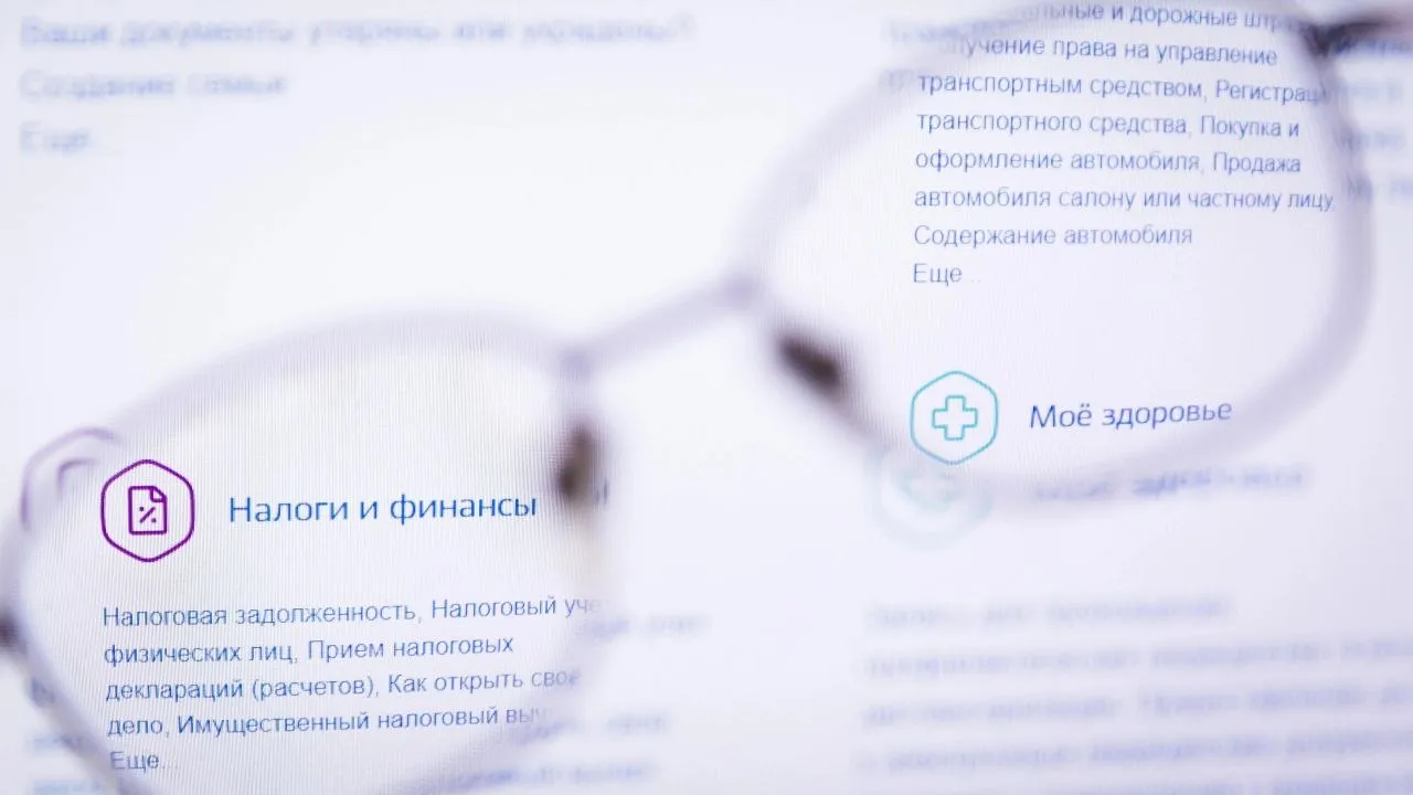 Россияне жалуются на сбой при получении налогового вычета Как отмечает Baza произошел масштабный сбой в системе обработки заявлений на налоговые вычеты связанный с работой Единого налогового счета ЕНС Вместо положенного возмещения люди сталкиваются с начислением задолженностей и угрозой блокировки банковских счетов Один из пострадавших москвич 25 марта подал онлайн заявление на налоговые вычеты за фитнес и образование детей Несмотря на корректность введенных данных через три дня он получил требование уплатить 259 тысяч рублей В личном кабинете ФНС его заявление отображалось как налоговая декларация 3 НДФЛ Обращения в налоговую инспекцию привели к рекомендации ждать три месяца однако через неделю пришло официальное требование погасить задолженность с предупреждением о санкциях