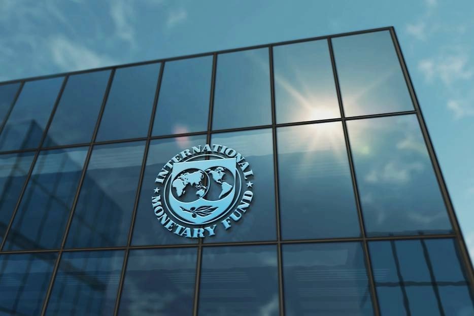 Названо условие МВФ для кредита Украине на миллиарды Международный валютный фонд МВФ согласовал кредит Украине при условии ужесточения налогового контроля Киев обязался принять меры против уклонения от сборов и расширить налоговую базу Об этом говорится в пресс релизе МВФ В планах налогообложение доходов через цифровые платформы ликвидация таможенных лазеек при импорте товаров и отмена освобождений от регистрации плательщиков НДС Также предусматриваются изменения трудового законодательства и уточнение признаков трудовых отношений для сокращения теневой экономики Депутат Верховной рады Ярослав Железняк отметил что на практике это коснётся налога на сделки через OLX пересмотра льгот для международных посылок и корректировки условий уплаты НДС для ФЛП физическое лицо предприниматель