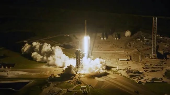 SpaceX запустила к МКС коммерческую миссию Ах-4 Корабль Dragon стартовал с космодрома в штате Флорида. Путь до орбитальной станции займёт чуть более суток. Трансляция ведётся на сайте компании. В состав экипажа вошли командир миссии бывший астронавт NASA Пэгги Уитсон, венгерский астронавт Тибор Капу, поляк Славош Узнаньский, а также лётчик-испытатель ВВС Индии Шубханшу Шукла. Он станет первым гражданином Индии, посетившим МКС. Подпишись на «Говорит Москва»