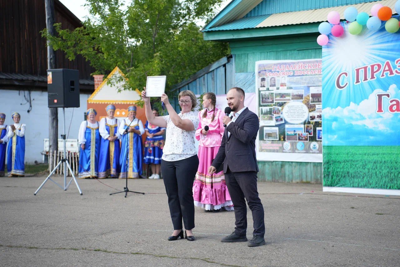 Губернатор Игорь Кобзев побывал на празднике в честь 200-летия образования села Гадалей  На большом концерте селян поздравляли мэр Тулунского района Александр Тюков, депутаты Законодательного собрания региона.   «Мы отмечаем 200-летие со дня основания села Гадалей. Несмотря на солидный возраст, муниципалитет растет, развивается, хорошеет. Гадалей – одно из поселений, на которых держится Россия, в котором живут отважные люди с большим сердцем и сибирским характером. Родина трех Героев Советского Союза и Героя России, множество городов гордились бы таким созвездием. И вся Иркутская область гордится вами. Для нас важно развитие малых сел, потому что Иркутская область – это не только большие города. Поэтому мы с особым вниманием относимся к вашим чаяниям и заботам», – подчеркнул Губернатор.   Селяне чествовали своих старейших жителей, семьи, которые в этом году отметили серебряный и золотой юбилей.