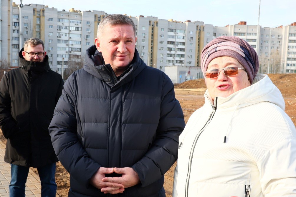 Четыре новые дороги открыты в Дзержинском районе Волгограда Губернатор Андрей Бочаров вместе с главой города оценил строительство объектов и поставил задачи еще по двум участкам  ЧТО СДЕЛАНО Построены три новых проезда в районе улиц Кортоева, Симонова и проспекта Жукова. Участки связали новую школу-тысячник с жилыми массивами, продление дороги по улице Симонова стало полноценным и удобным дублером, который связывает Семь Ветров с проспектом Жукова.  Еще востребованный объект — строительство автодороги в районе улицы Расула Гамзатова.  Объекты возводили по программе «Стимул» нацпроекта «Жилье и городская среда».  Андрей Бочаров:  «Развязали глобальный узел транспортных проблем Дзержинского района. Спасибо всем, кто здесь работал. Вам удалось решить все проблемы и запустить движение — в новый год открыть дороги жителям.  Дзержинский район один из самых сложных с точки зрения транспортных проблем. Много было обещаний дано в 90-х годах, когда началась активная застройка, сегодня эти планы реализуем мы. Выполнили задачи, которые определили на 2024 год. Все планы были основаны на обращениях жителей Волгограда, Дзержинского района. Мы понимаем, что нужно решить еще две серьезные задачи: продление Хорошева и выход на проспект Жукова, соединение улицы Гамзатова с улицей Космонавтов. Задачи сложные, но выполнимые. В первом квартале 2025 года примем решение и определим очередность сдачи объектов».