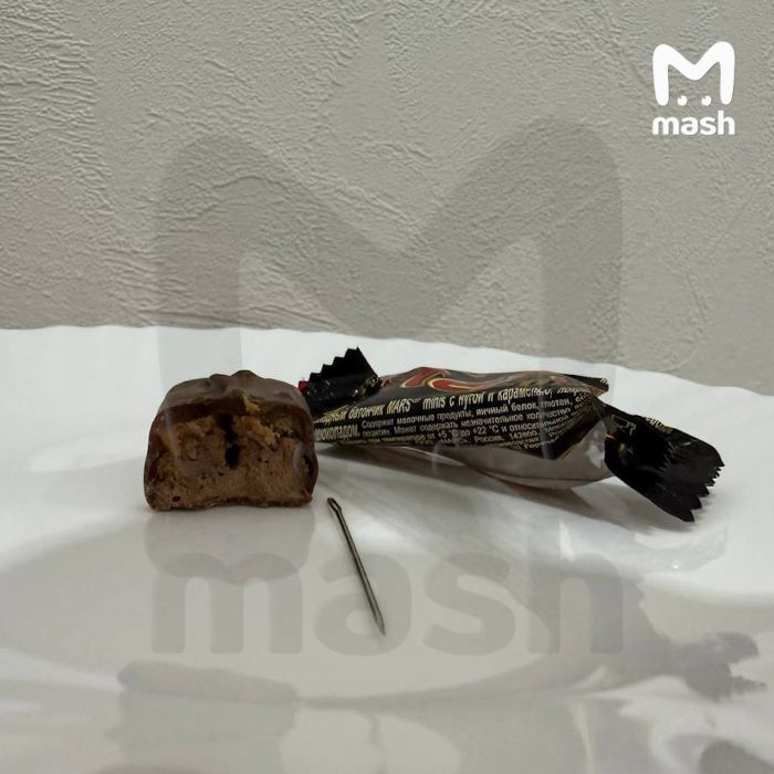 В Калуге школьница угостила одноклассницу шоколадным батончиком со швейной иглой В Калуге десятилетняя девочка едва не проглотила большую иголку которая была в шоколадном батончике Об инциденте пишет Telegram канал Mash Батончиком Mars девочку Софию угостили на дне рождения одноклассницы По данным Mash коробку шоколадных батончиков мама именинницы купила в местном супермаркете шоколадки раздали в школе детям Внутри шоколадки доставшейся Софии оказалась большая швейная игла От проглатывания иглы девочку спасло то что она разломила батончик прежде чем есть В обстоятельствах произошедшего разбираются Роспотребнадзор и полиция Производитель батончиков проводится внутреннее расследование Там уже заявили что попадание инородных предметов в продукцию исключено uralweb ru