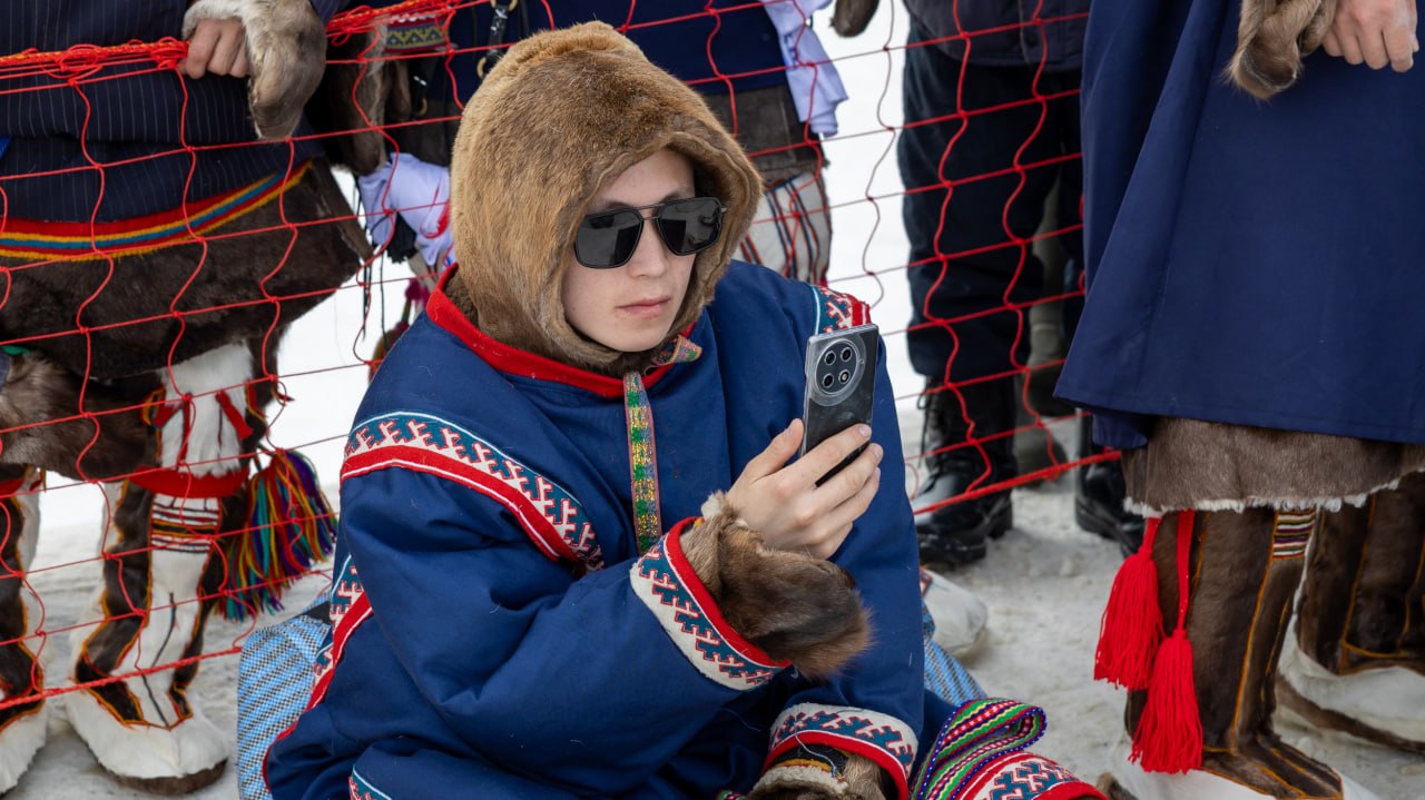 Ненецкий язык появится в Яндекс Переводчике К декабрю 2026 года для запуска демоверсии будет собран массив из 100 тысяч предложений Дело за малым ямальские специалисты уже перевели 50 тысяч фраз Проект стартовал осенью 2025 года Учителя и журналисты округа переводят тексты с русского на ненецкий затем Яндекс займётся технической реализацией сервиса У каждого кто не знал или забыл ненецкий появится возможность открыть телефон и вспомнить слова предков говорит Марина Яр главный редактор газеты Няръяна Нгэрм Проект поддержали правительство ЯНАО и Национальный союз оленеводов Это не просто технология это шаг к сохранению языка и его будущего в цифровой среде Сегодня в школах Ямала дети изучают родные языки выбирают их для сдачи экзаменов участвуют в олимпиадах Интерес к родной речи есть и он растёт Фото Александр Чирва Ямал Медиа