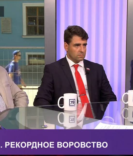 Бывшего главу муниципалитета Смольнинское Ранкова отправили под домашний арест Его обвинили в трудоустройстве мёртвых душ Как пишет пресс служба судов Петербурга Григория Ранкова обвиняют в совершении преступлений предусмотренных ч 4 ст 159 мошенничество и ч 2 ст 285 УК РФ злоупотребление должностными полномочиями  По версии следствия Ранков и иные лица из числа сотрудников муниципалитета с 2021 года по 2024 год оформили документы для последующего фиктивного трудоустройства курьера и уборщицы Женщина устроенная на эти должности получила 2 3 млн рублей хотя трудовую деятельность не осуществляла Она перевела на банковский счёт деньги в пользу З вероятно пресс служба так зашифровала бывшую сотрудницу МО Заичкину и других лиц З совместно с Ранковым и неустановленными лицами из числа сотрудников МО похитили денежные средства в общей сумме не менее 2 845 891 рубль чем причинили местному бюджету материальный ущерб на вышеуказанную сумму утверждает пресс служба Собеседник Ротонды в правоохранительных органах утверждает что фиктивной сотрудницей была 40 летняя петербурженка Екатерина Пашкова Судя по открытым данным несколько лет назад она владела салоном красоты в Ленобласти С 2021 года местом работы она указывала управление федерального казначейства по Петербургу От разговора с Ротондой Пашкова отказалась  Также следствие считает что Ранков премировал сотрудников МО с условием возврата части полученных премий З в размере не менее 50 от суммы полученной премии а также иных лиц в размере не менее 10 от суммы полученной премии после чего дал указания З о сборе части полученных премий указанных сотрудников МО с целью передачи ему отмечает пресс служба Таким образом он получил 1 176 256 рублей 23 01 2026 Ранков был задержан ему предъявлено обвинение Следствие ходатайствовало об отправке в СИЗО но суд в этом отказал согласовав домашний арест Ранков бывший член партии Яблоко больше 10 лет назад перешедший в Единую Россию Муниципалитетом он руководил предыдущие пять лет даже не избравшись там депутатом Причиной для этого были споры оппозиционных депутатов которые не смогли договориться о том кто будет главой