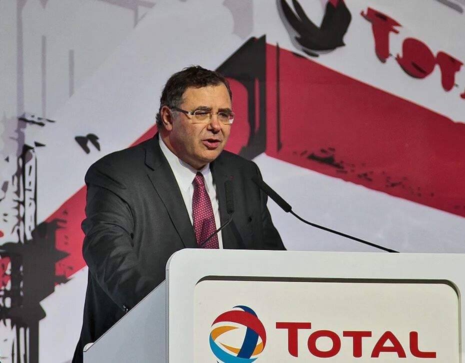 Глава французской нефтегазовой компании «TotalEnergies» Патрик Пуяннэ в ходе телеконференции: Новые санкции Евросоюза, запрещающие импорт нефтепродуктов, произведенных из российской нефти, толкают цены на дизельное топливо вверх   Он отметил, что дизельное топливо лучше производить из тяжелой нефти, а с уходом российской нефти и наплывом более легкого сырья, в частности, сланцевой нефти США, дизель стало тяжелее производить.   В то же время, заметил Пуяннэ, Европе не хватает дизельного топлива, она должна импортировать его.  СТАРШИЙ ИНСПЕКТОР