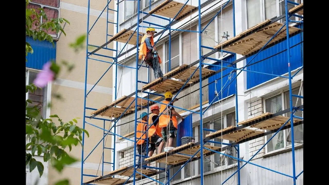 Более 6 млрд рублей выделят на капитальный ремонт домов в Ростовской области в 2026 году В 2026 году из бюджета Ростовской области планируется выделить более 6 млрд рублей на капитальный ремонт свыше 1500 многоквартирных домов Работы включат ремонт фасадов фундаментов крыш лифтов подвальных помещений и инженерных систем Перед началом ремонта будет проведено техническое обследование зданий для оценки их состояния и определения объема работ Особое внимание уделят применению энергоэффективных технологий обновлению систем теплоснабжения электроснабжения и установке современных лифтов класса А что повысит безопасность жителей В регионе уже ремонтируются около 14 000 домов из более 18 000 включенных в программу капитального ремонта Новая региональная программа будет утверждена до апреля 2026 года на основе обследований которые будут проводиться с 2026 по 2028 годы Общий бюджет программы на 2025 2027 годы составляет около 16 8 млрд рублей
