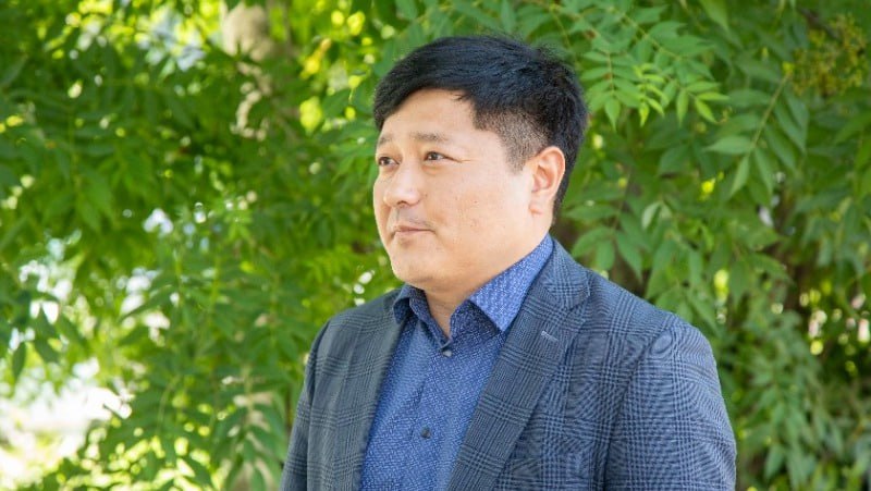 Участник программы «Герои Сахалина и Курил» рассказал, как инициатива меняет жизнь бойцов СВО  В Южно-Сахалинске продолжают реализацию кадровой программы «Герои Сахалина и Курил». Участники отметили, что практические занятия с приглашенными специалистами открыли новые подходы к решению повседневных проблем.  Программа предоставляет уникальную возможность улучшить профессиональные навыки и приобрести новые знания. Особенно это актуально для тех, кто намерен связать свою будущую деятельность с государственным и муниципальным управлением. В ходе участия я познакомился с интересными людьми, которые искренне заботятся о будущем родного региона и предлагают различные идеи для решения существующих задач,  — рассказал ведущий советник отдела департамента общественной безопасности и контроля администрации Южно-Сахалинска Михаил Со.  Программа помогает ветеранам адаптироваться к гражданской жизни. Она предлагает обучение, психологическую поддержку, юридические консультации и помощь в карьерном росте. Проект учитывает индивидуальные особенности каждого участника. Встречи с ветеранами помогают выявить их цели и задачи, основываясь на жизненном опыте.   Программу реализуют по инициативе губернатора Сахалинской области Валерия Лимаренко. Администрация Южно-Сахалинска также оказывает всестороннюю поддержку ветеранам СВО и их семьям.    Владимир Путин по итогам встречи с сотрудниками и подопечными Государственного фонда поддержки участников специальной военной операции «Защитники Отечества», состоявшейся 6 марта 2025 года, поручил относить к ветеранам боевых действий всех категорий лиц, принимавших участие в боевых действиях в ходе специальной военной операции. Данная инициатива имеет стратегическое значение. Она не только формализует их статус, но и создает правовую основу для расширения мер поддержки — от медицинского сопровождения до программ переквалификации.  ———    :     Прислать нам новость: