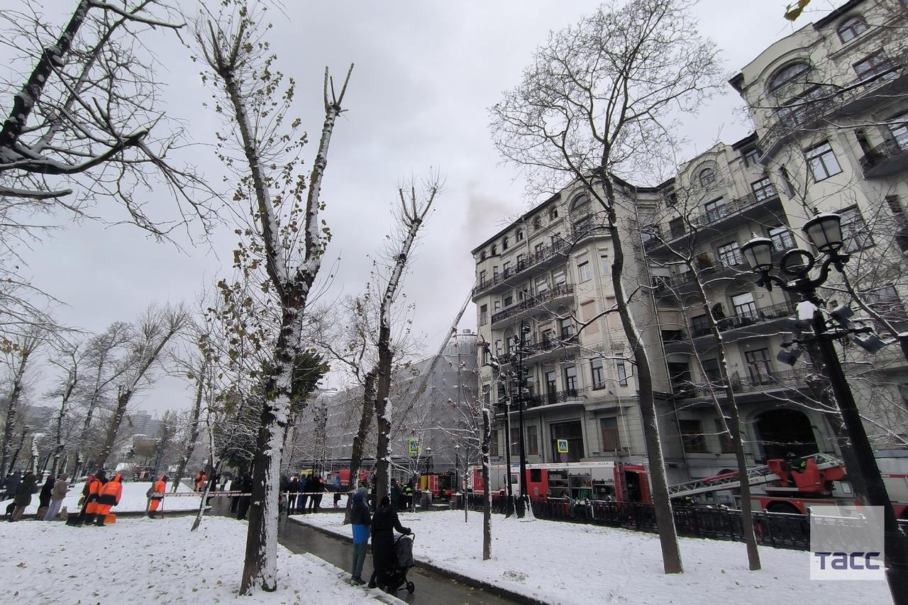 Пожар произошёл на чердаке дома на Тверском бульваре в центре Москвы. В столичном Дептрансе рекомендовали выбирать пути объезда, движение в сторону «Арбатской» затруднено. Пострадавших нет.  Фото: Мария Баранчикова/ТАСС    Подпишись на «Говорит Москва»